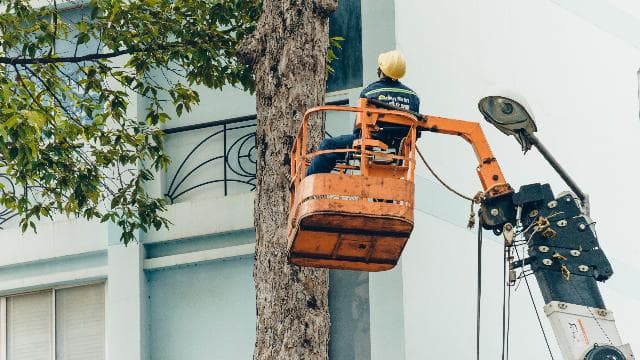 Vehicle Mounted Aerial Lift (Bucket Truck) - Operator Safety (CAN) - Safety online training course